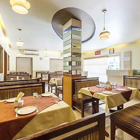 Hotel Corona Bharuch Esterno foto