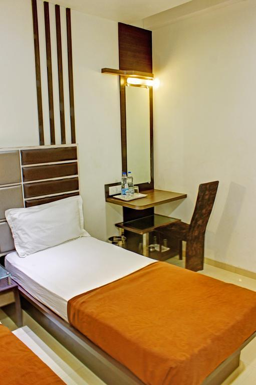 Hotel Corona Bharuch Esterno foto