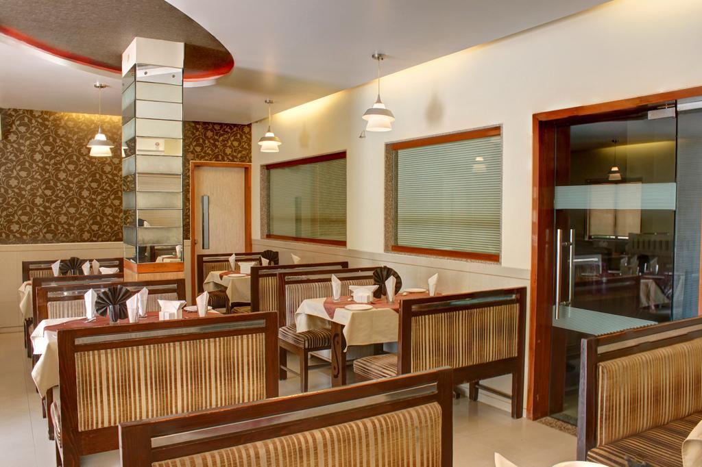 Hotel Corona Bharuch Esterno foto