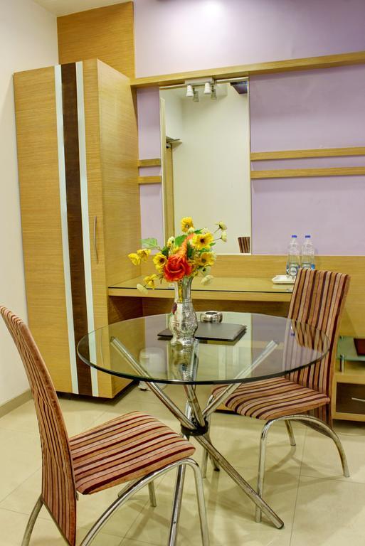 Hotel Corona Bharuch Esterno foto