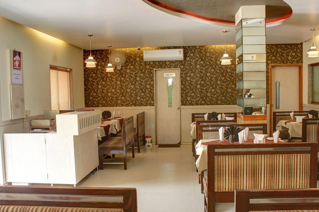 Hotel Corona Bharuch Esterno foto