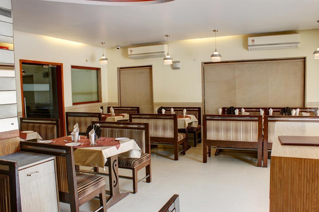 Hotel Corona Bharuch Esterno foto