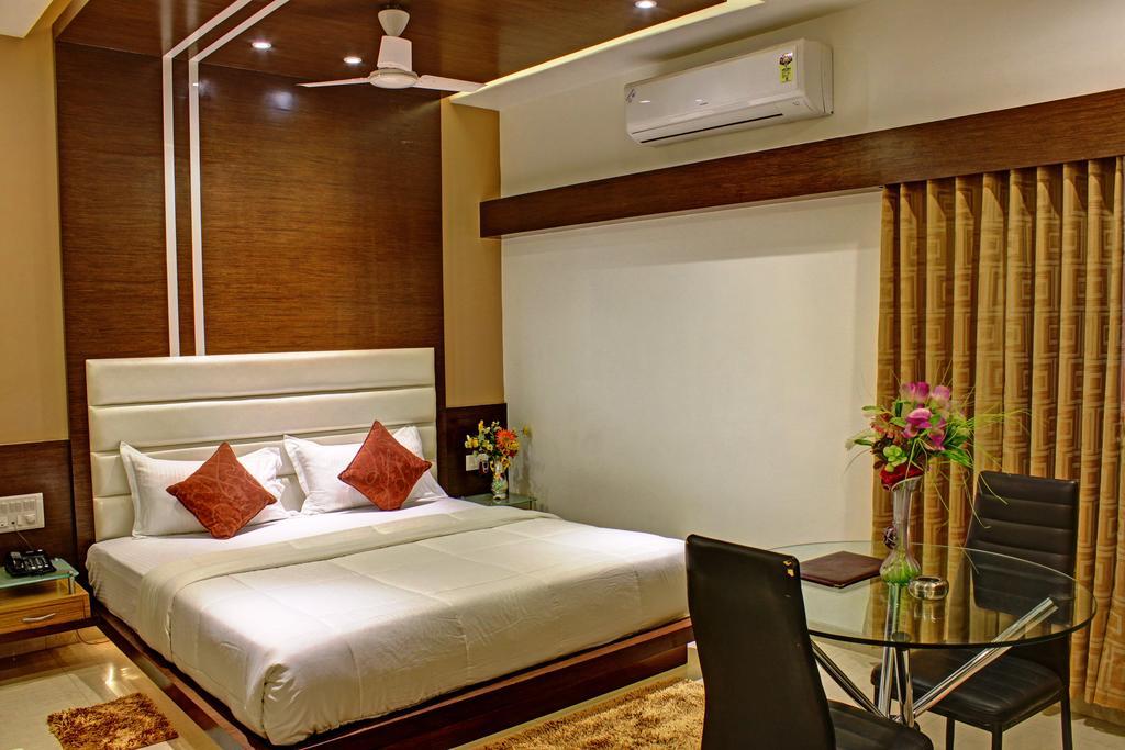 Hotel Corona Bharuch Esterno foto