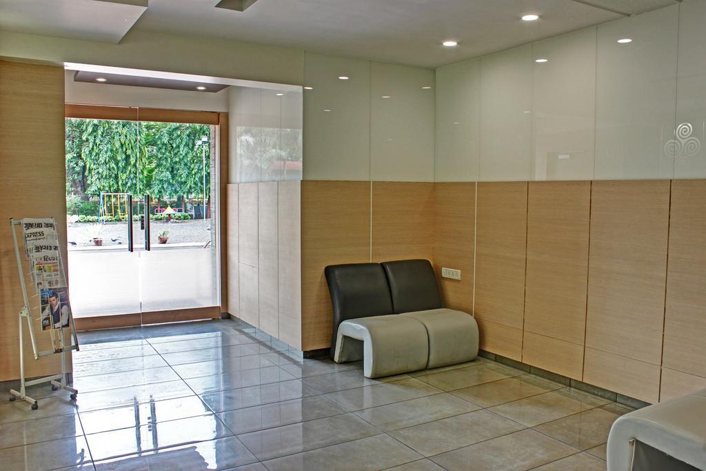 Hotel Corona Bharuch Esterno foto