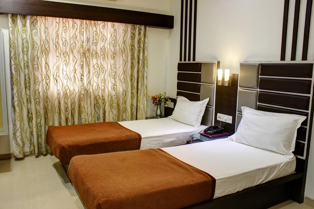 Hotel Corona Bharuch Esterno foto