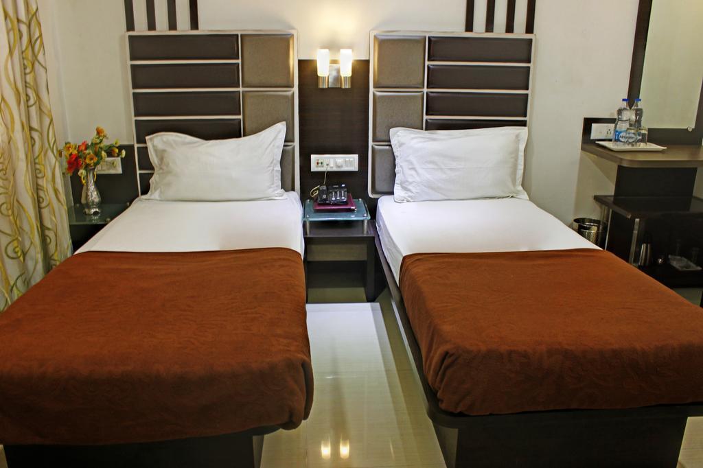 Hotel Corona Bharuch Esterno foto