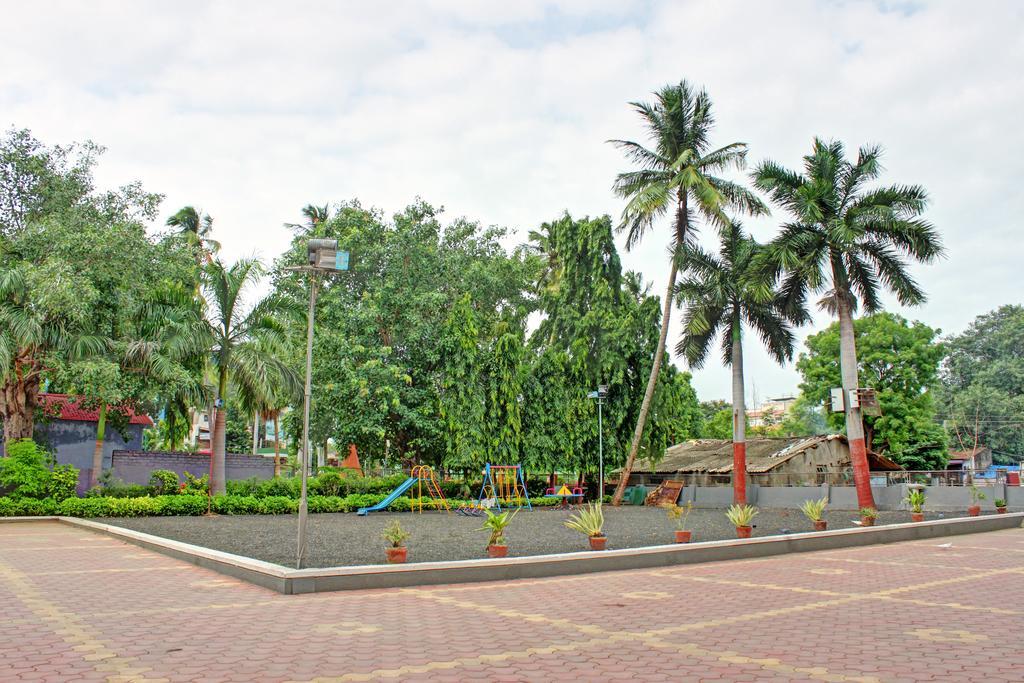Hotel Corona Bharuch Esterno foto