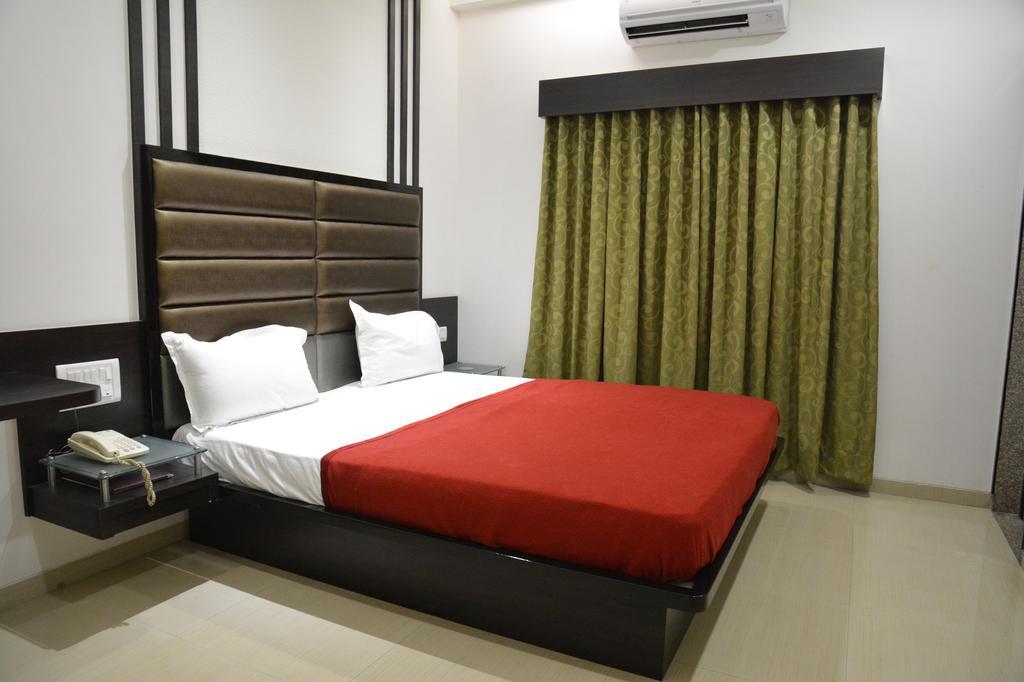 Hotel Corona Bharuch Esterno foto