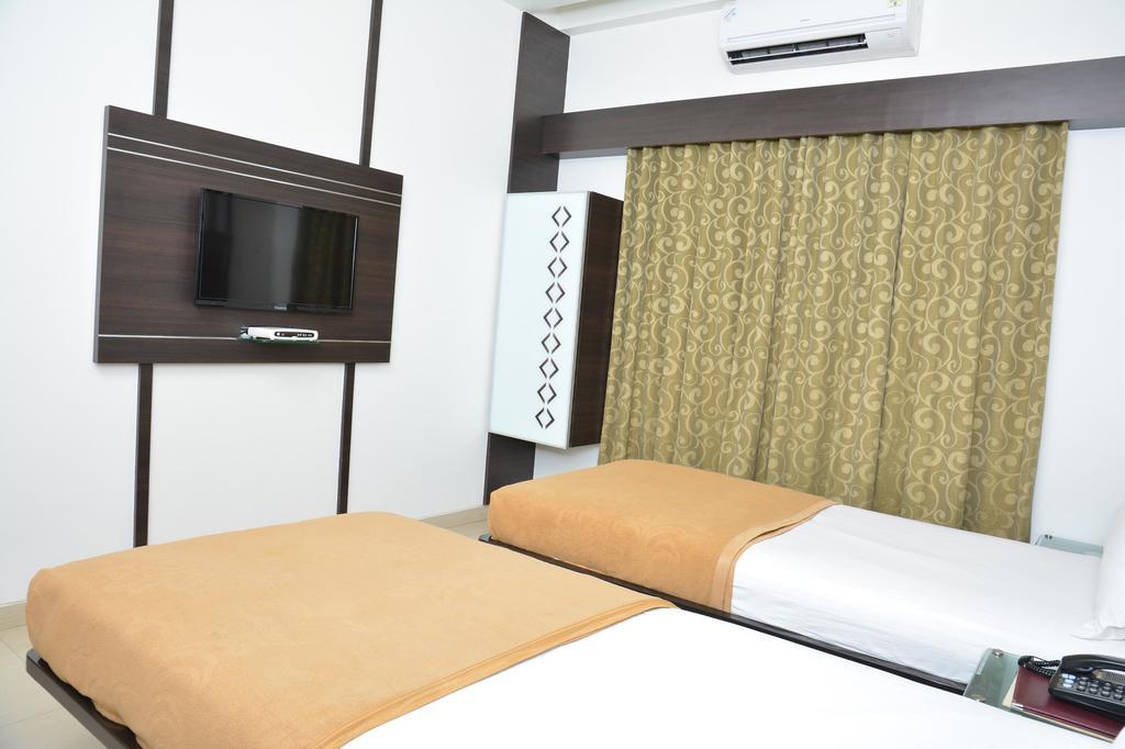 Hotel Corona Bharuch Esterno foto