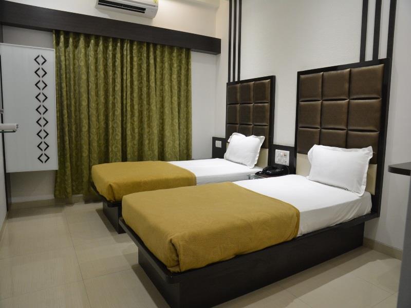Hotel Corona Bharuch Esterno foto