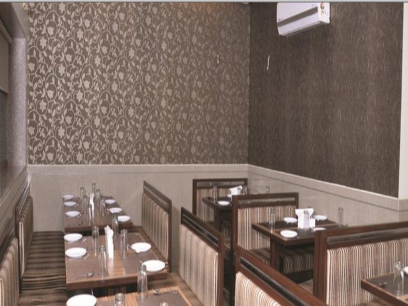 Hotel Corona Bharuch Esterno foto