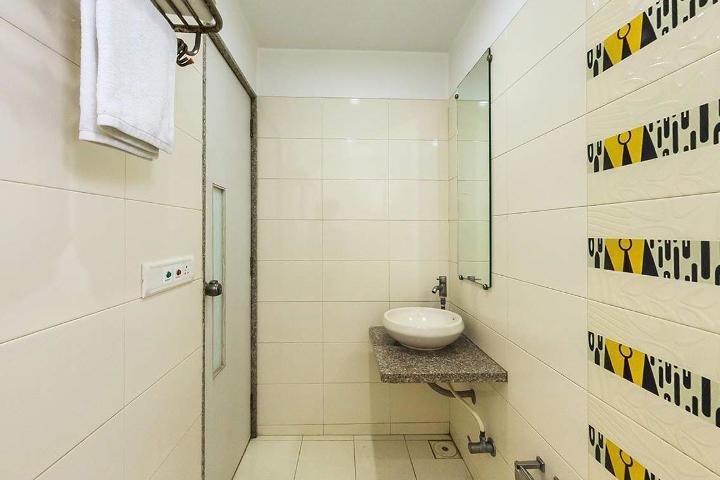 Hotel Corona Bharuch Esterno foto