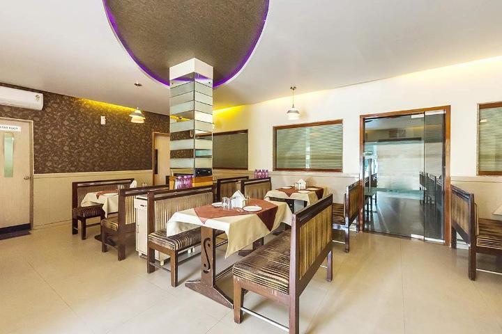 Hotel Corona Bharuch Esterno foto