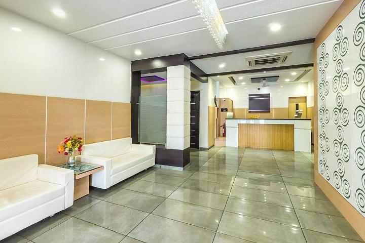Hotel Corona Bharuch Esterno foto
