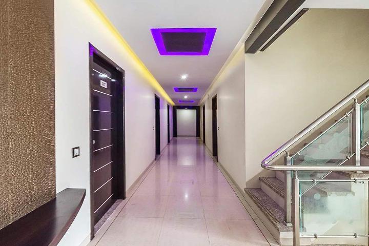 Hotel Corona Bharuch Esterno foto