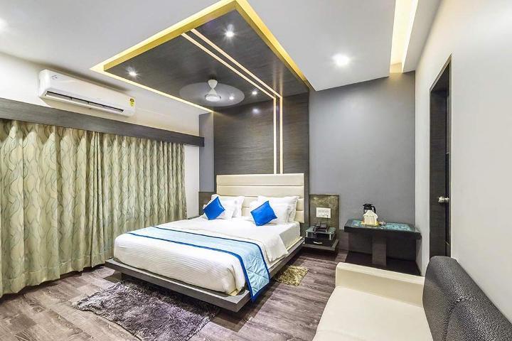 Hotel Corona Bharuch Esterno foto