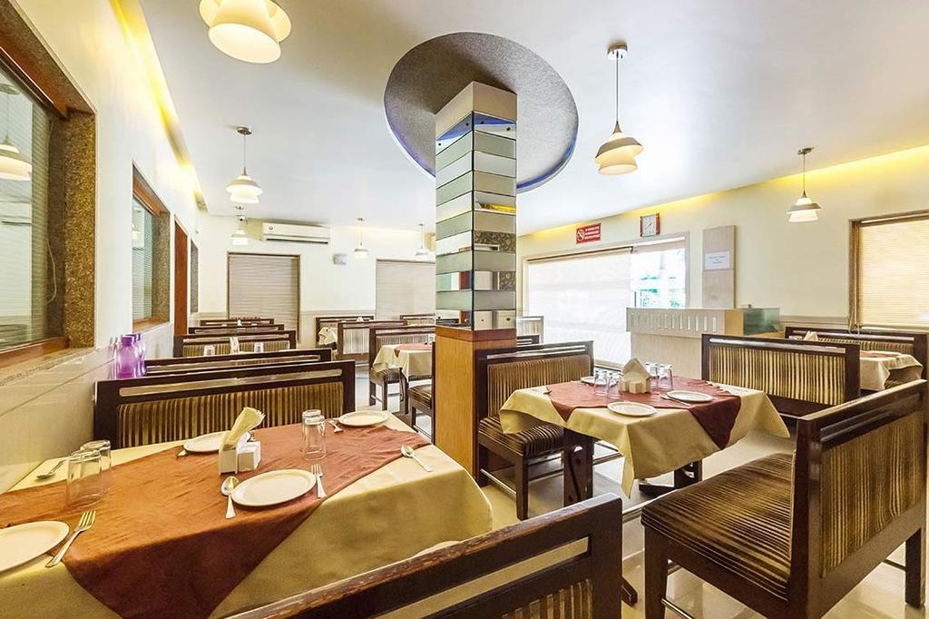 Hotel Corona Bharuch Esterno foto