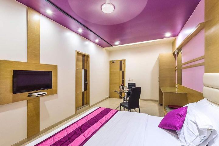Hotel Corona Bharuch Esterno foto