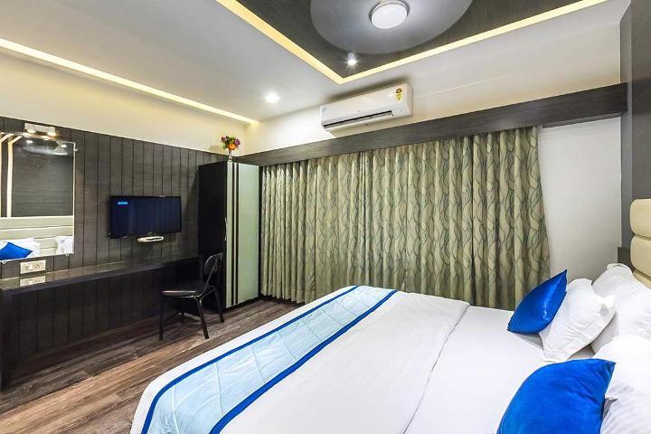 Hotel Corona Bharuch Esterno foto