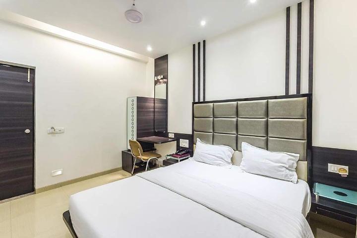 Hotel Corona Bharuch Esterno foto