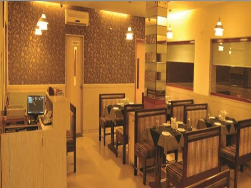 Hotel Corona Bharuch Esterno foto